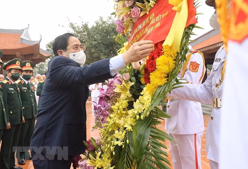 Trước buổi lễ kỷ niệm, Thủ tướng Phạm Minh Chính đã đến đặt vòng hoa tưởng niệm Chủ tịch Hồ Chí Minh và các anh hùng liệt sỹ tại Quảng Bình. (Ảnh: Dương Giang/TTXVN) Trước buổi lễ kỷ niệm, Thủ tướng Phạm Minh Chính đã đến đặt vòng hoa tưởng niệm Chủ tịch Hồ Chí Minh và các anh hùng liệt sỹ tại Quảng Bình. (Ảnh: Dương Giang/TTXVN)