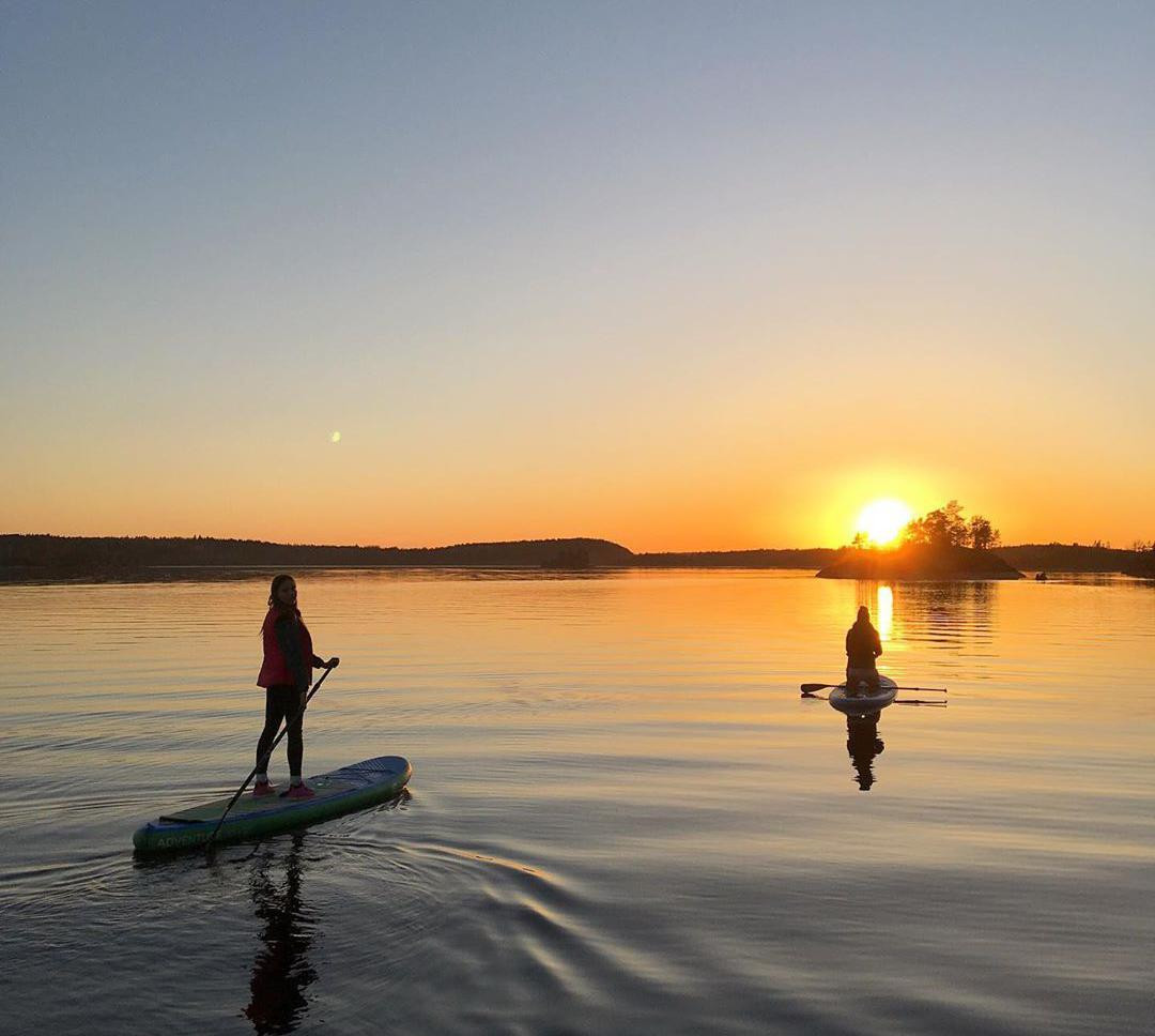 Bơi trong hồ Ladoga mùa đêm trắng Nga