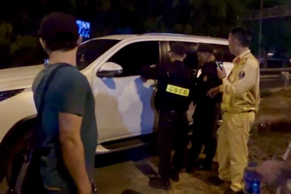 Lực lượng chức năng niêm phong phương tiện đưa về trụ sở để làm việc. Ảnh: C08