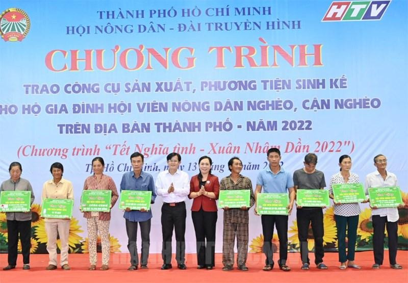 Đồng chí Nguyễn Thanh Xuân cùng lãnh đạo huyện Cần Giờ trao công cụ cho người dân. Ảnh:Thanhuytphcm.vn