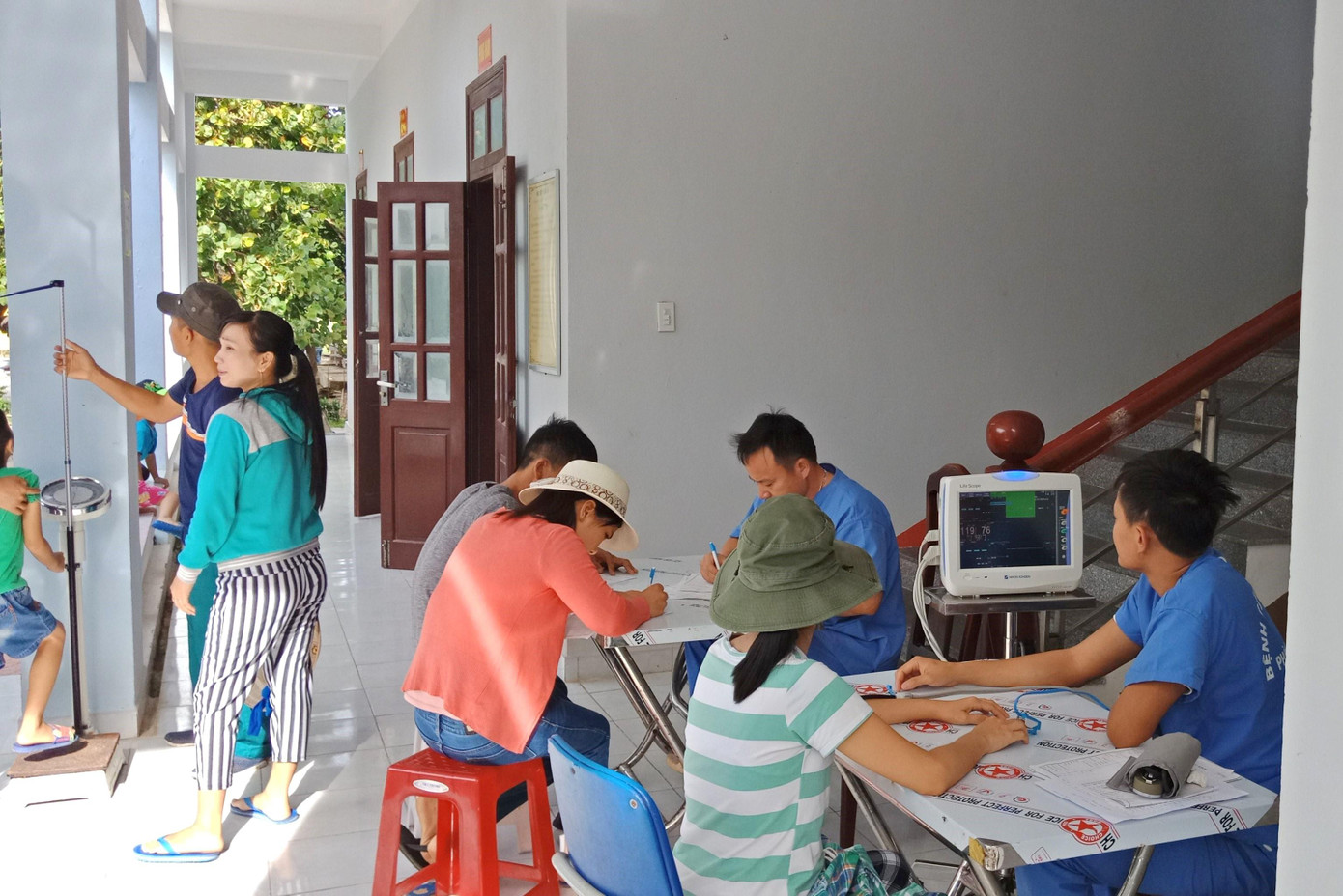 ĐVTN Bệnh viện TƯQĐ 108 thăm khám cho người dân tại Bệnh xá đảo Song Tử Tây thuộc quần đảo Trường Sa. Ảnh: PV ĐVTN Bệnh viện TƯQĐ 108 thăm khám cho người dân tại Bệnh xá đảo Song Tử Tây thuộc quần đảo Trường Sa. Ảnh: PV