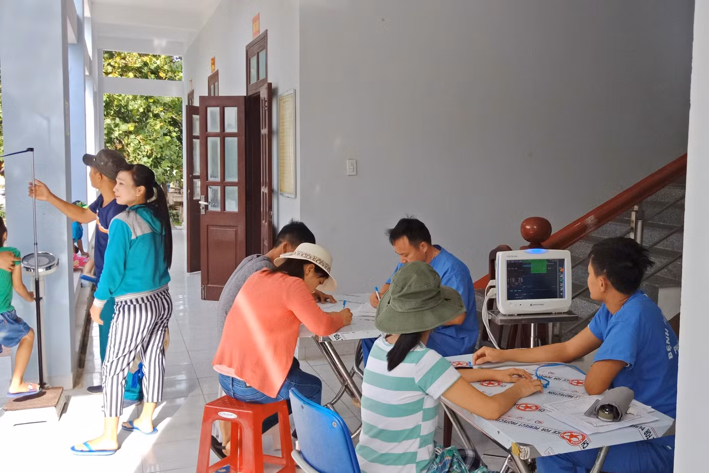 ĐVTN Bệnh viện TƯQĐ 108 thăm khám cho người dân tại Bệnh xá đảo Song Tử Tây thuộc quần đảo Trường Sa. Ảnh: PV ĐVTN Bệnh viện TƯQĐ 108 thăm khám cho người dân tại Bệnh xá đảo Song Tử Tây thuộc quần đảo Trường Sa. Ảnh: PV