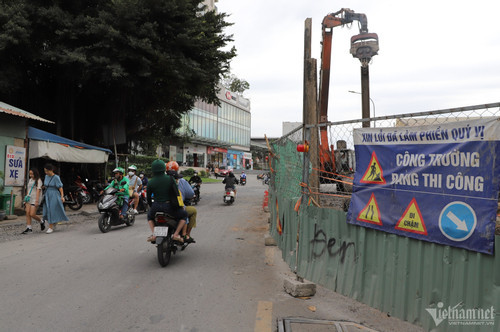 Đường Quốc Hương đoạn giao với Hẻm số 3, phường Thảo Điền, lô cốt "ngáng đường", mặt đường nhấp nhô, đá dăm gây trơn trượt khiến người dân đi lại khó khăn. Hạng mục thi công này thuộc dự án Xây dựng đường Song Hành trái.