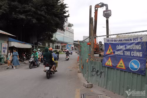 Đường Quốc Hương đoạn giao với Hẻm số 3, phường Thảo Điền, lô cốt "ngáng đường", mặt đường nhấp nhô, đá dăm gây trơn trượt khiến người dân đi lại khó khăn. Hạng mục thi công này thuộc dự án Xây dựng đường Song Hành trái.
