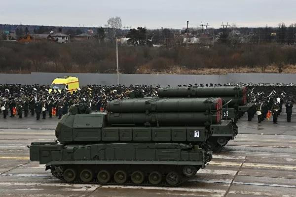 Hơn 190 thiết bị quân sự được đưa vào khối cơ giới trong lễ duyệt binh, bao gồm nhiều loại từ xe tăng thời điểm chiến cho đến những mẫu khí tài hiện đại nhất.