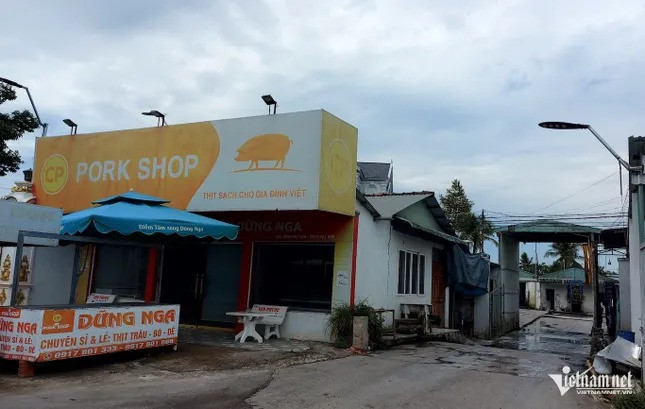 Bên ngoài cơ sở giết mổ heo gia công cho Công ty Cổ phần Chăn nuôi C.P. Việt Nam tại tỉnh Hậu Giang. Ảnh: Vietnamnet. Bên ngoài cơ sở giết mổ heo gia công cho Công ty Cổ phần Chăn nuôi C.P. Việt Nam tại tỉnh Hậu Giang. Ảnh: Vietnamnet.