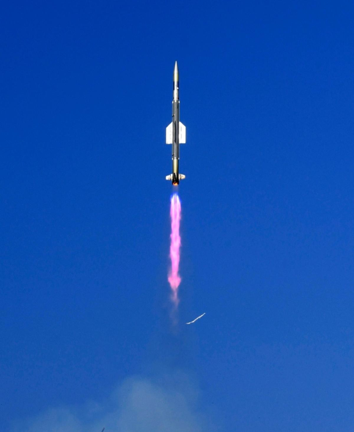 Tên lửa phòng không tầm ngắn được Ấn Độ thử nghiệm thành công tại Chandipur ngày 7/12. Ảnh: ANI