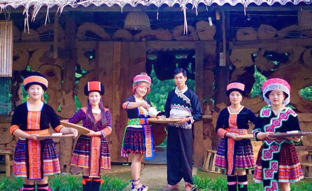 Người Mông bản Sin Suối Hồ mặc trang phục truyền thống. Ảnh: Cổng thông tin điện tử Lai Châu Người Mông bản Sin Suối Hồ mặc trang phục truyền thống. Ảnh: Cổng thông tin điện tử Lai Châu