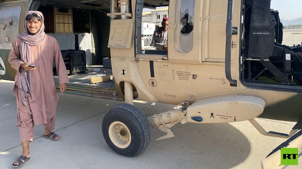 Một người Afghanistan cạnh chiếc trực thăng bị vô hiệu hóa tại sân bay Kamid Harzai. Ảnh: RT Một người Afghanistan cạnh chiếc trực thăng bị vô hiệu hóa tại sân bay Kamid Harzai. Ảnh: RT