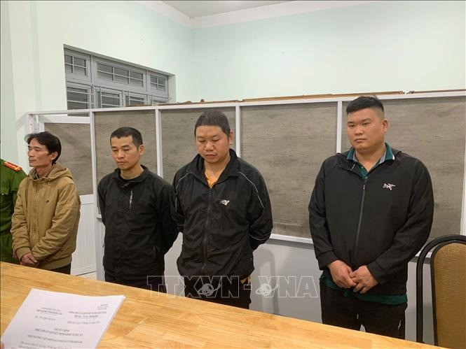Các đối tượng bị khởi tố và bắt tạm giam liên quan đến việc ngâm hoạt chất cấm để sản xuất giá đỗ. Ảnh: TTXVN. Các đối tượng bị khởi tố và bắt tạm giam liên quan đến việc ngâm hoạt chất cấm để sản xuất giá đỗ. Ảnh: TTXVN.