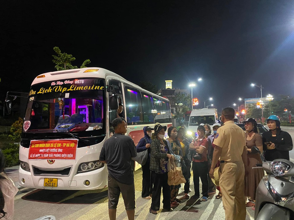 Người dân Điện Biên thức đêm chờ đón từng đoàn khách. (Ảnh: Nhân vật cung cấp).