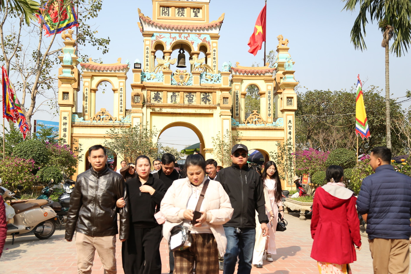 Không chỉ là nơi chiêm bái, xin quẻ thẻ, đền Vực Vông còn là một di tích lịch sử văn hóa với nhiều nét đặc sắc riêng thu hút nhiều người đến vãn cảnh, thăm quan.