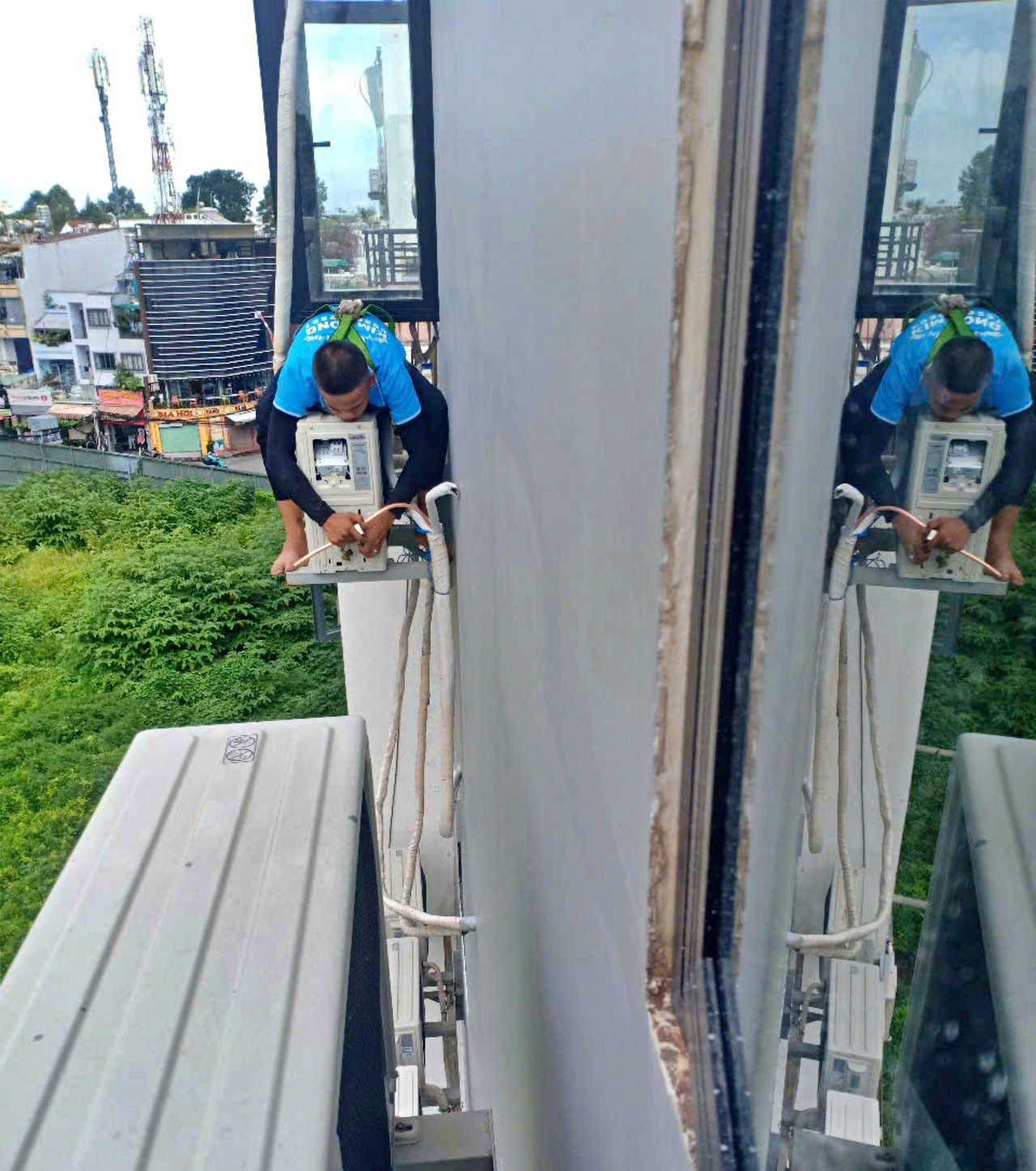 Thợ sửa máy lạnh còn đối mặt những nguy hiểm đến từ các sự cố về điện. Ảnh: Nhân vật cung cấp Thợ sửa máy lạnh còn đối mặt những nguy hiểm đến từ các sự cố về điện. Ảnh: Nhân vật cung cấp