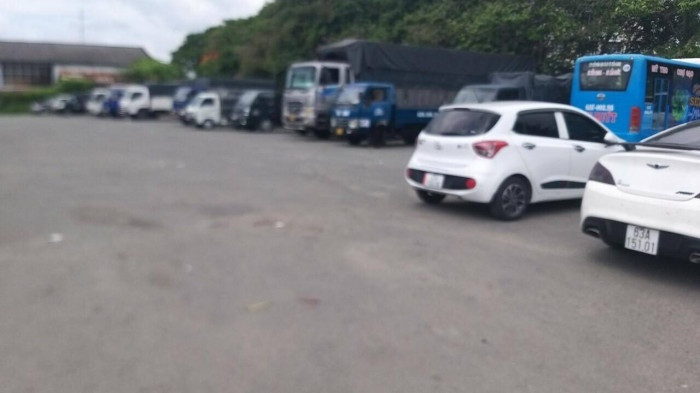 Bên trong sân trung tâm đăng kiểm lượng phương tiện chờ đến lượt kiểm định cũng không nhiều như trước.