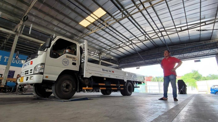 Anh Trần Thanh Hoàng (chủ xe tải) cho biết, trưa nay đến đăng kiểm xe cũng bất ngờ khi thấy trung tâm tương đối vắng xe. "Tôi đến đây lúc 13h30 mà mới 1 tiếng sau là đã vào đến khu vực làm thủ tục rồi, nhờ có các nghị định, Thông tư mới mà cánh tài xế chúng tôi đỡ khổ", anh Hoàng vui vẻ chia sẻ.