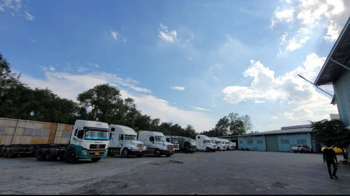 Bên ngoài sân của trung tâm kiểm định, các phương tiện đậu ngay ngắn, không còn cảnh xếp hàng, chen lấn, giành chỗ như thời điểm quá tải trước đó.