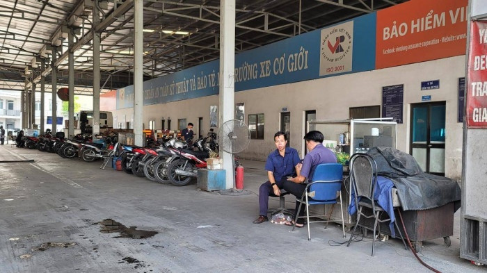 Không quá nhiều phương tiện đến làm thủ tục đăng kiểm nên các nhân viên tại trung tâm cũng bớt vất vả so với giai đoạn trước.