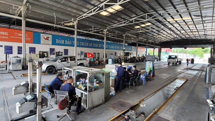 Ghi nhận của phóng viên, bên trong khu vực làm thủ tục đăng kiểm chỉ có vài xe đang được các kiểm định viên kiểm tra.