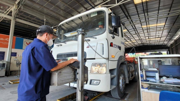 Lượng phương tiện đến trung tâm làm thủ tục đăng kiểm chỉ còn 60% so với thời gian trước.