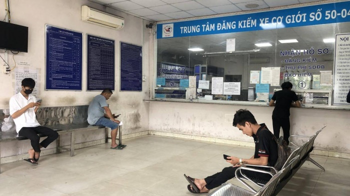 Bên trong phòng nhận hồ sơ làm thủ tục đăng kiểm chỉ có một số người đến làm việc, những chủ phương tiện này đều đã có lịch hẹn trước trên ứng dụng đăng ký online.