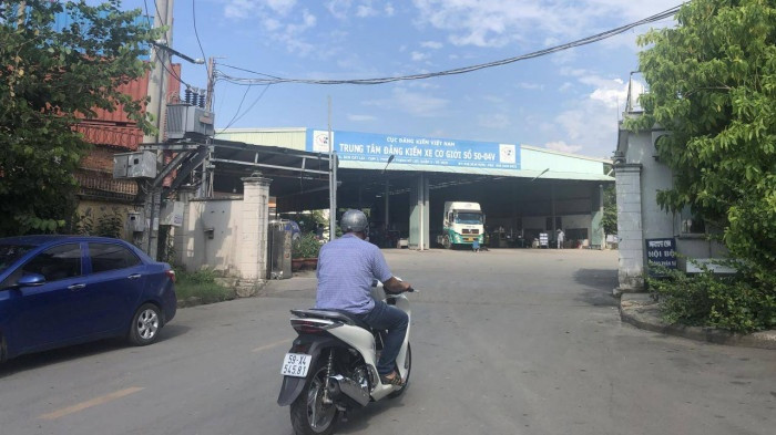 Khung cảnh thông thoáng đến lạ tại Trung tâm đăng kiểm xe cơ giới 50-04V.