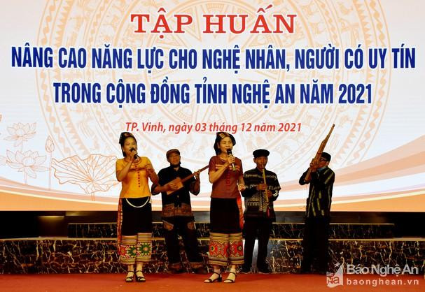 Tại buổi tập huấn, các nghệ nhân dành thời gian giao lưu, biểu diễn và trao đổi về công tác bảo tồn bản sắc văn hóa dân tộc. Ảnh: Công Kiên/Báo Nghệ An Tại buổi tập huấn, các nghệ nhân dành thời gian giao lưu, biểu diễn và trao đổi về công tác bảo tồn bản sắc văn hóa dân tộc. Ảnh: Công Kiên/Báo Nghệ An