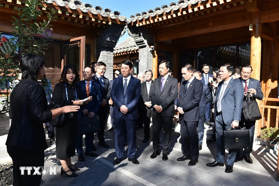 Trong chuyến khảo sát mô hình xây dựng Đảng khu phố Tây Trường An (Bắc Kinh), sáng 10/10, Đoàn đại biểu Đảng Cộng sản Việt Nam đến thăm Trung tâm Đảng và quần chúng Đông Tùng Thụ (Tây Trường An). (Ảnh: Thành Dương/TTXVN)