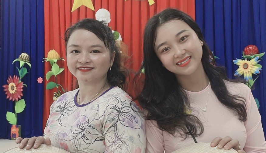 Cô giáo Huỳnh Thị Yến Khoa (bên phải)