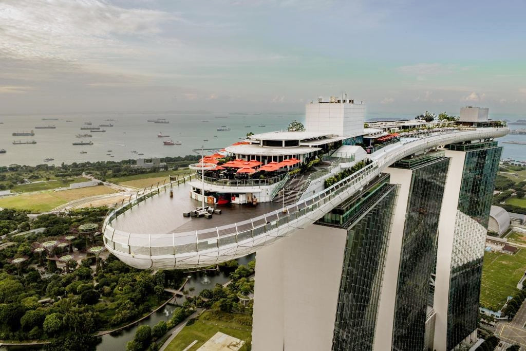 Marina Bay Sands - khách sạn nổi tiếng nhất ở Singapore và là điểm ăn chơi sang chảnh bậc nhất của quốc đảo sư tử thu hút rất đông khách du lịch. Marina Bay Sands - khách sạn nổi tiếng nhất ở Singapore và là điểm ăn chơi sang chảnh bậc nhất của quốc đảo sư tử thu hút rất đông khách du lịch.