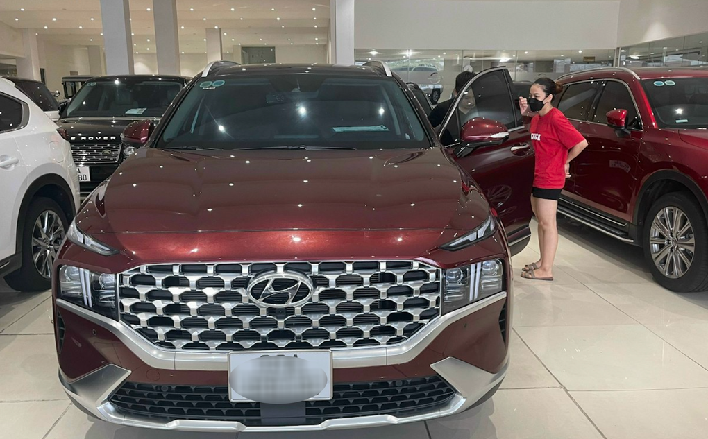 Trước khi ký hợp đồng thuê xe ô tô, người thuê cần kiểm tra kỹ lưỡng cả trong và ngoài phương tiện (Ảnh: M.T). Trước khi ký hợp đồng thuê xe ô tô, người thuê cần kiểm tra kỹ lưỡng cả trong và ngoài phương tiện (Ảnh: M.T).