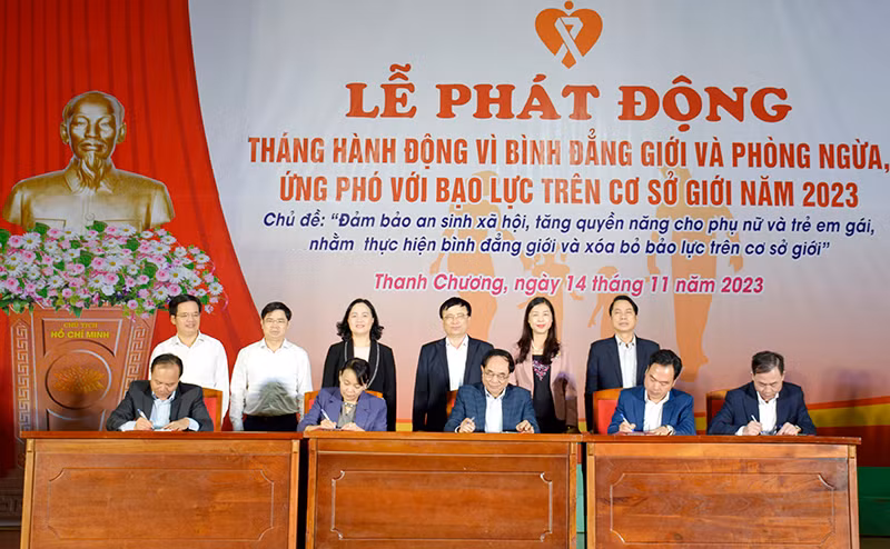 Ban tổ chức ký cam kết hưởng ứng Tháng Hành động vì bình đẳng giới và phòng ngừa, ứng phó với bạo lực trên cơ sở giới năm 2023. Ảnh: Cổng thông tin điện tử Nghệ An