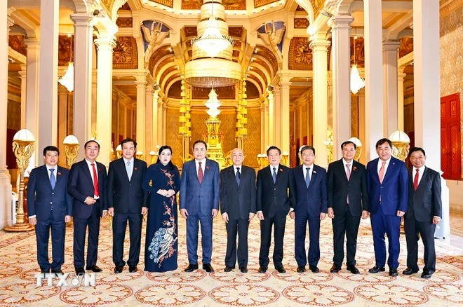 Chủ tịch Quốc hội Trần Thanh Mẫn, Quốc vương Campuchia Norodom Sihamoni và đại biểu chụp ảnh chung. (Ảnh: Doãn Tấn/TTXVN) Chủ tịch Quốc hội Trần Thanh Mẫn, Quốc vương Campuchia Norodom Sihamoni và đại biểu chụp ảnh chung. (Ảnh: Doãn Tấn/TTXVN)