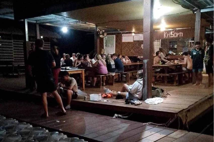 Đoàn khách nước ngoài nghỉ ngơi tại khách sạn sau khi được cứu khỏi hang Nam Talu trong vườn quốc gia Khao Sok, Thái Lan. Ảnh: Bangkok Post.