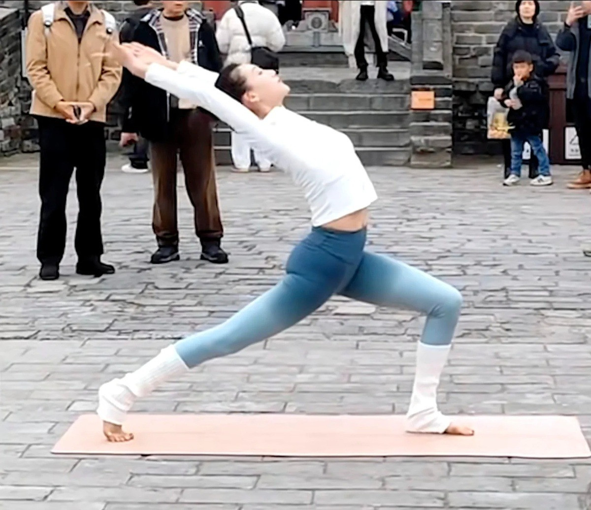 Người ảnh hưởng Trung Quốc bị chỉ trích vì tập yoga ở di tích lịch sử. Ảnh: SCMP.