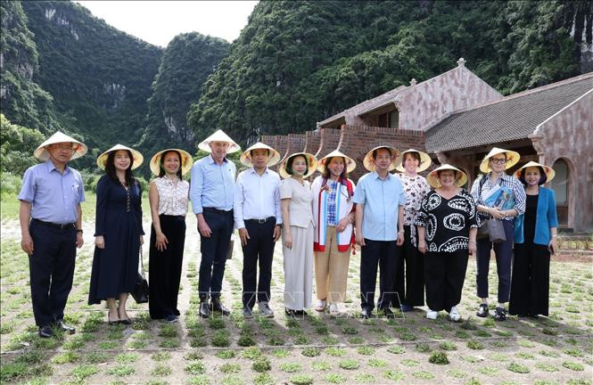 Đoàn công tác chụp ảnh lưu niệm tại Khu du lịch sinh thái Tràng An. Đoàn công tác chụp ảnh lưu niệm tại Khu du lịch sinh thái Tràng An.