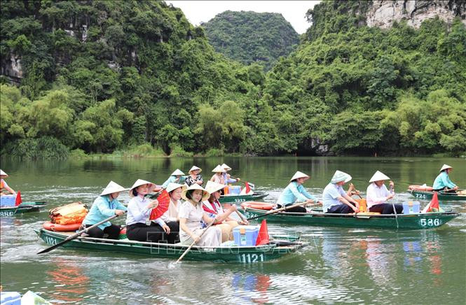 Chủ tịch Thượng viện Australia Sue Lines cùng Phó Chủ tịch Quốc hội Nguyễn Thị Thanh và các đại biểu tham quan Khu du lịch sinh thái Tràng An. Chủ tịch Thượng viện Australia Sue Lines cùng Phó Chủ tịch Quốc hội Nguyễn Thị Thanh và các đại biểu tham quan Khu du lịch sinh thái Tràng An.