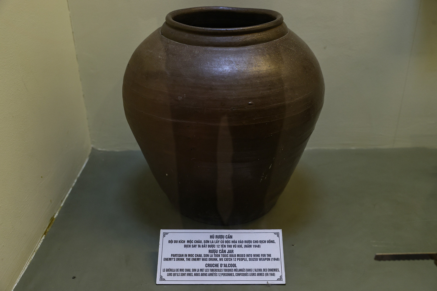 Du kích Mộc Châu, Sơn La đã sử dụng hũ rượu cần này đựng rượu đã hòa củ độc cho địch uống và đã bắt được 12 tên cùng với số vũ khí của chúng. Ảnh: Lê Anh Dũng