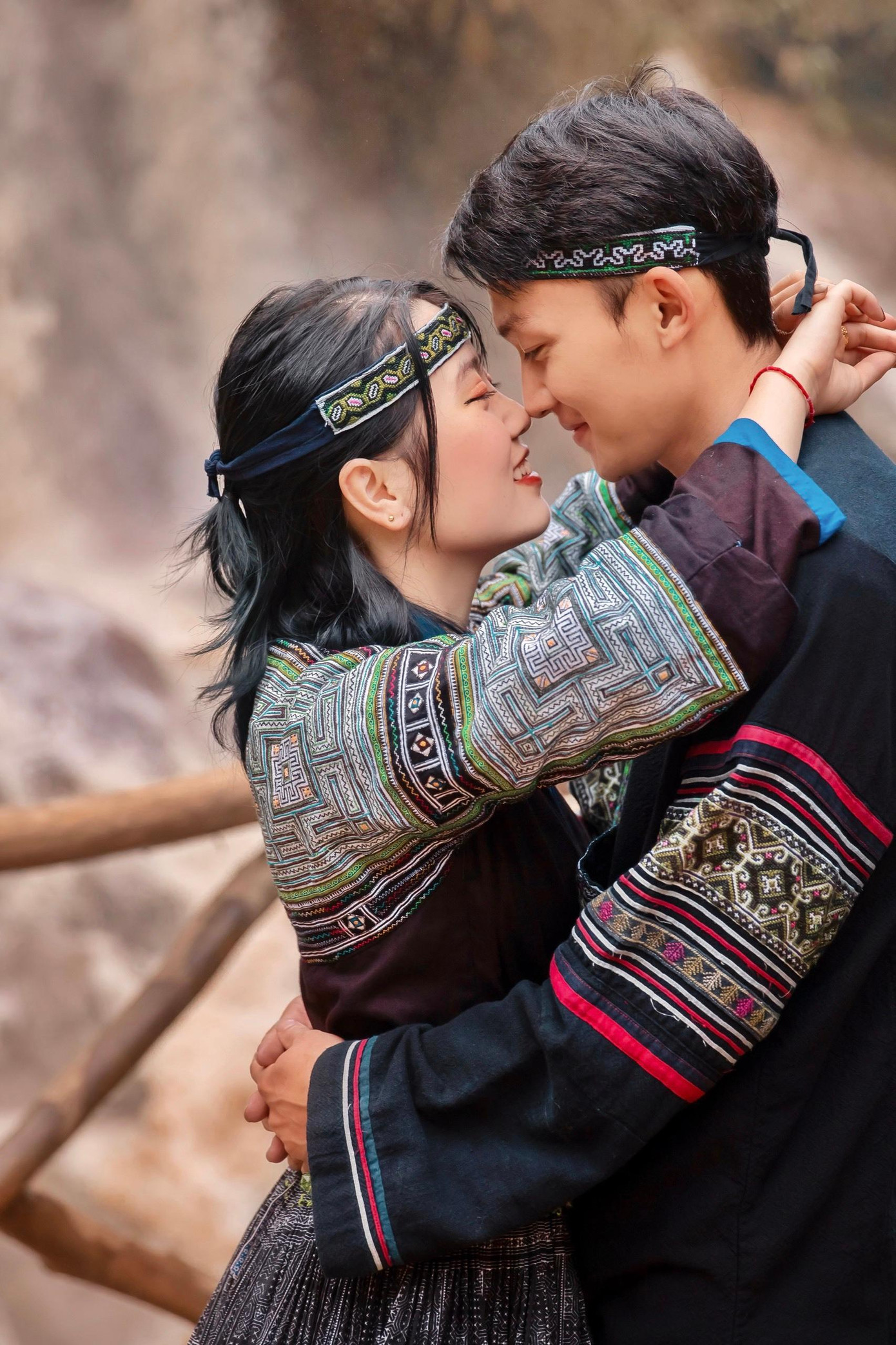 Với mong muốn lưu giữ kỷ niệm trong lần đầu ra mắt gia đình, cặp đôi Thào A Hoàng (1997, Lào Cai) và Vũ Anh Thư (2000, Lai Châu) đã thực hiện một bộ ảnh lãng mạn tại bản du lịch Cát Cát, Sa Pa.