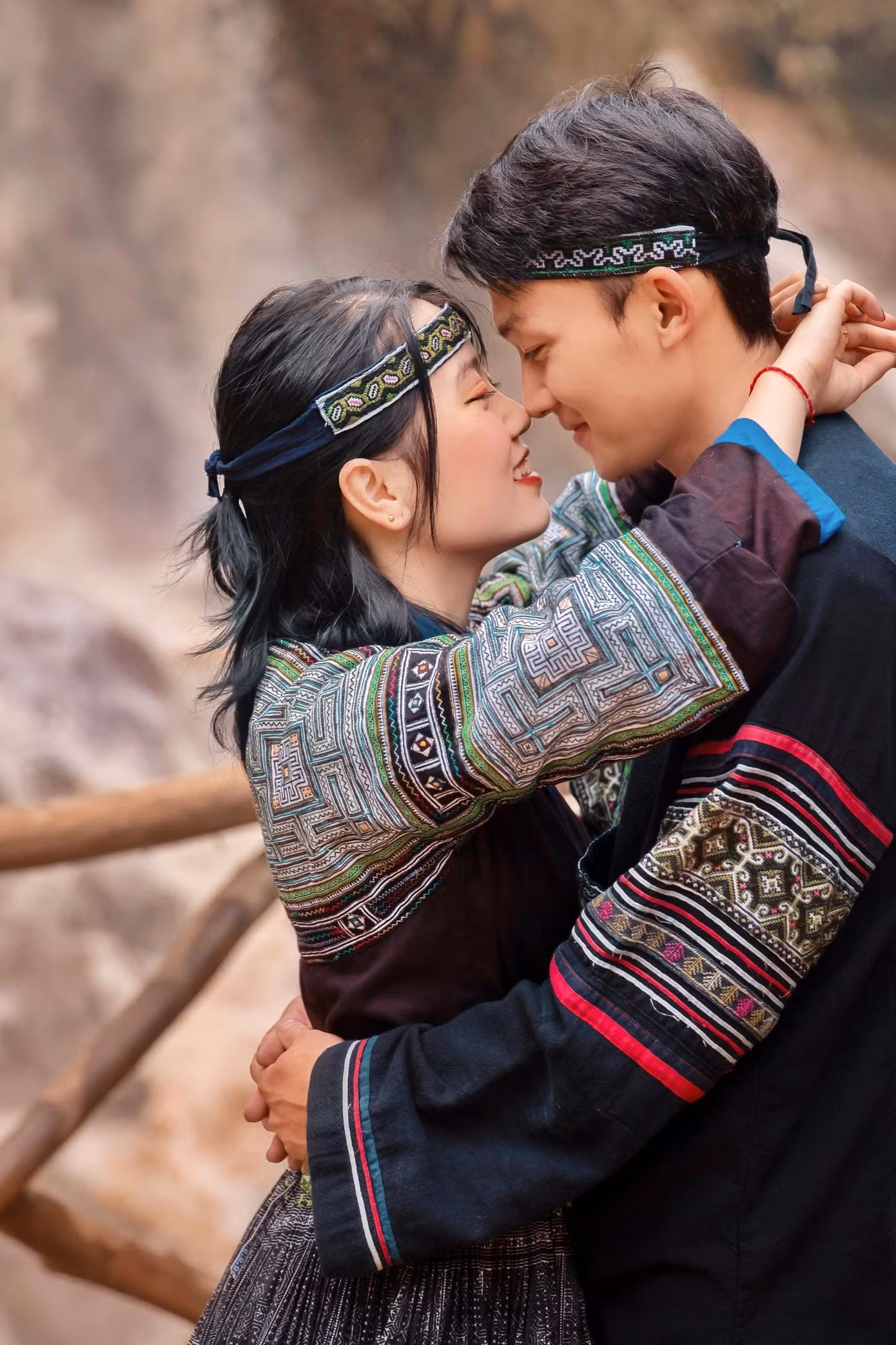 Với mong muốn lưu giữ kỷ niệm trong lần đầu ra mắt gia đình, cặp đôi Thào A Hoàng (1997, Lào Cai) và Vũ Anh Thư (2000, Lai Châu) đã thực hiện một bộ ảnh lãng mạn tại bản du lịch Cát Cát, Sa Pa.
