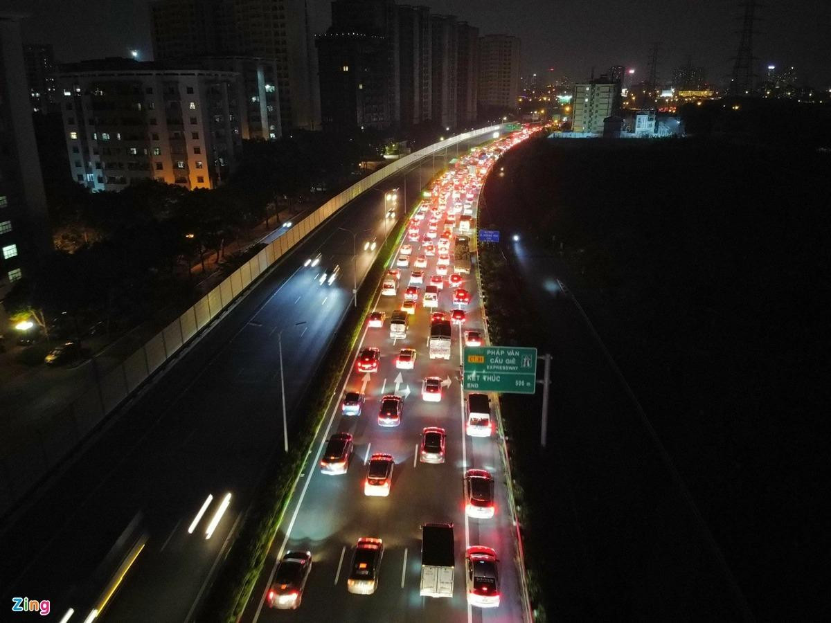 Lúc 19h hôm nay (3/9), hàng dài xe cộ tiếp tục dồn về khu vực cửa ngõ phía nam Hà Nội dù chưa phải ngày cuối của kỳ nghỉ lễ Quốc khánh. Cao tốc Pháp Vân ùn tắc.