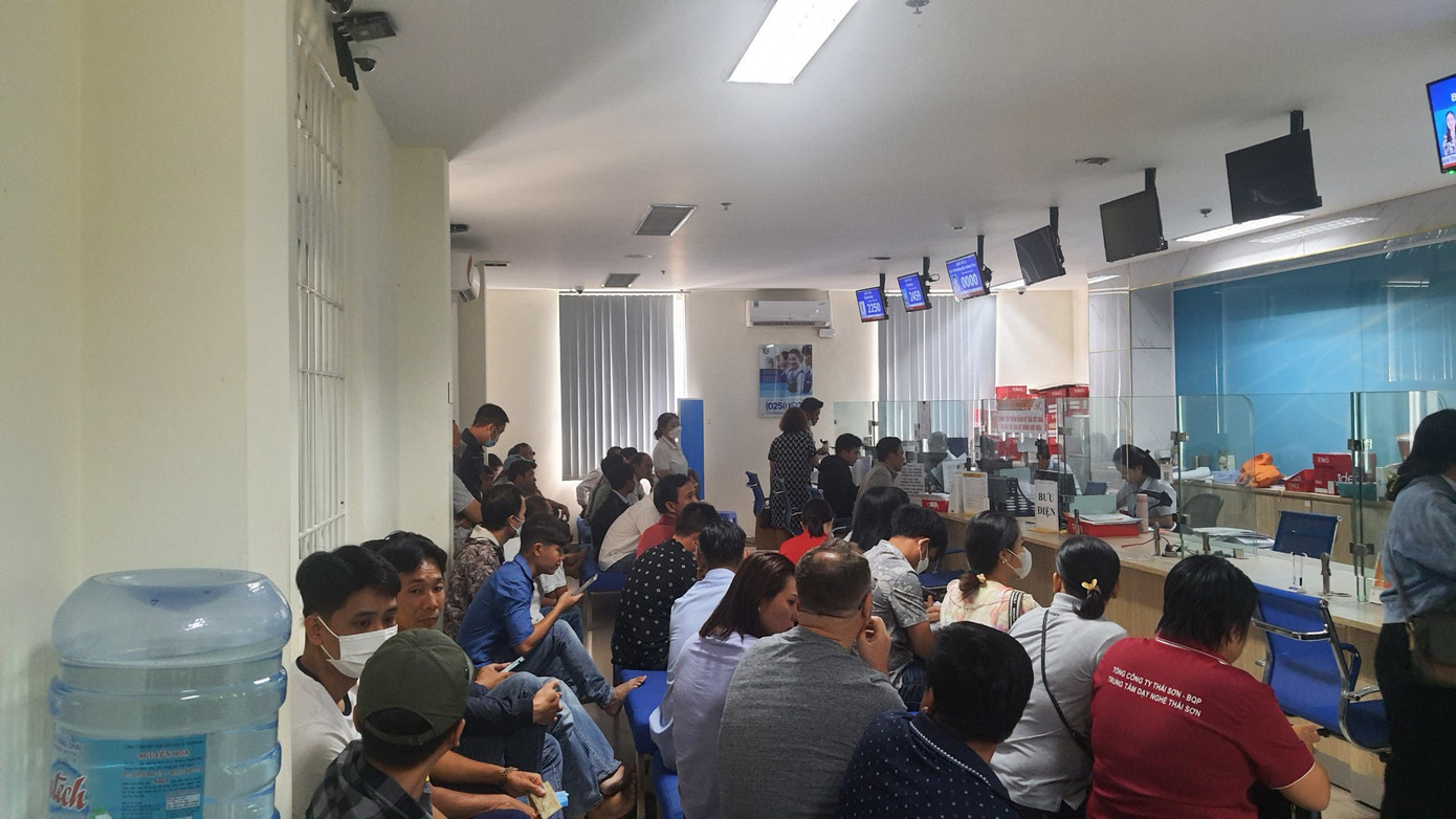 Người dân chờ cấp đổi giấy phép lái xe ở Trung tâm hành chính công tỉnh Đồng Nai.