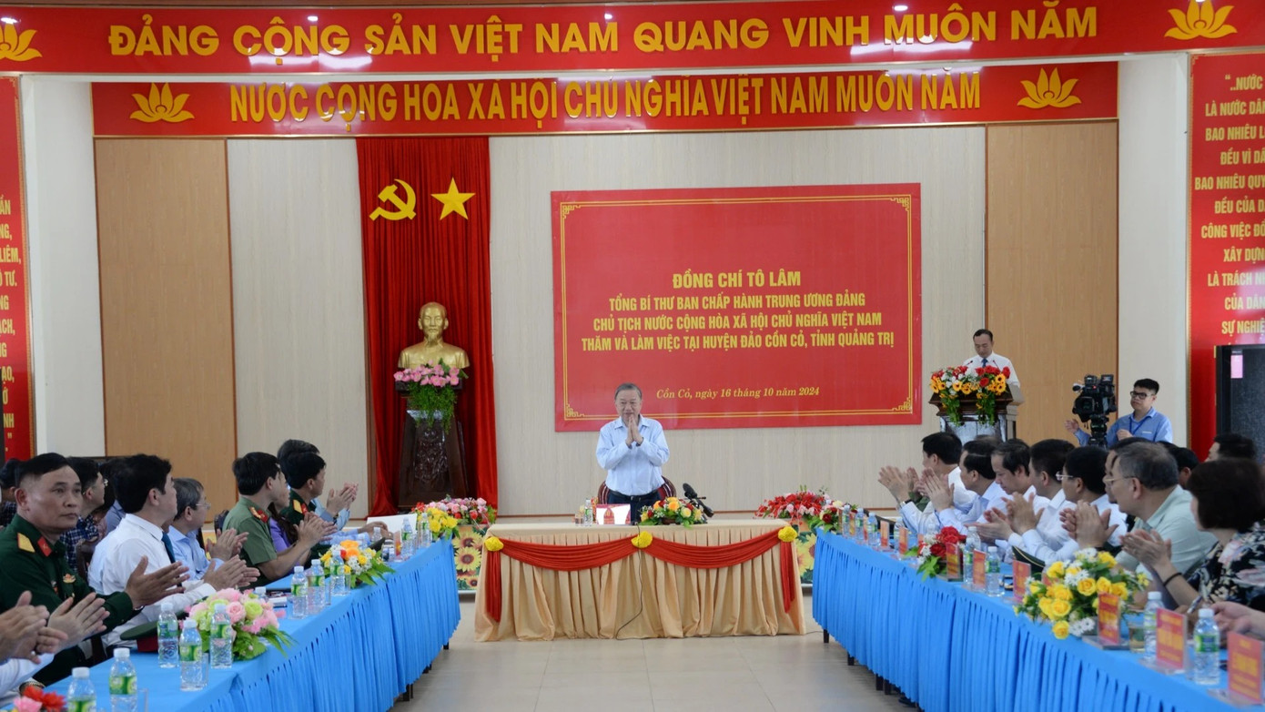 Tổng Bí thư, Chủ tịch nước Tô Lâm gặp gỡ cán bộ, chiến sĩ người dân Cồn Cỏ. Tổng Bí thư, Chủ tịch nước Tô Lâm gặp gỡ cán bộ, chiến sĩ người dân Cồn Cỏ.