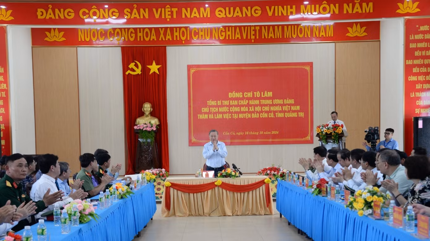 Tổng Bí thư, Chủ tịch nước Tô Lâm gặp gỡ cán bộ, chiến sĩ người dân Cồn Cỏ. Tổng Bí thư, Chủ tịch nước Tô Lâm gặp gỡ cán bộ, chiến sĩ người dân Cồn Cỏ.