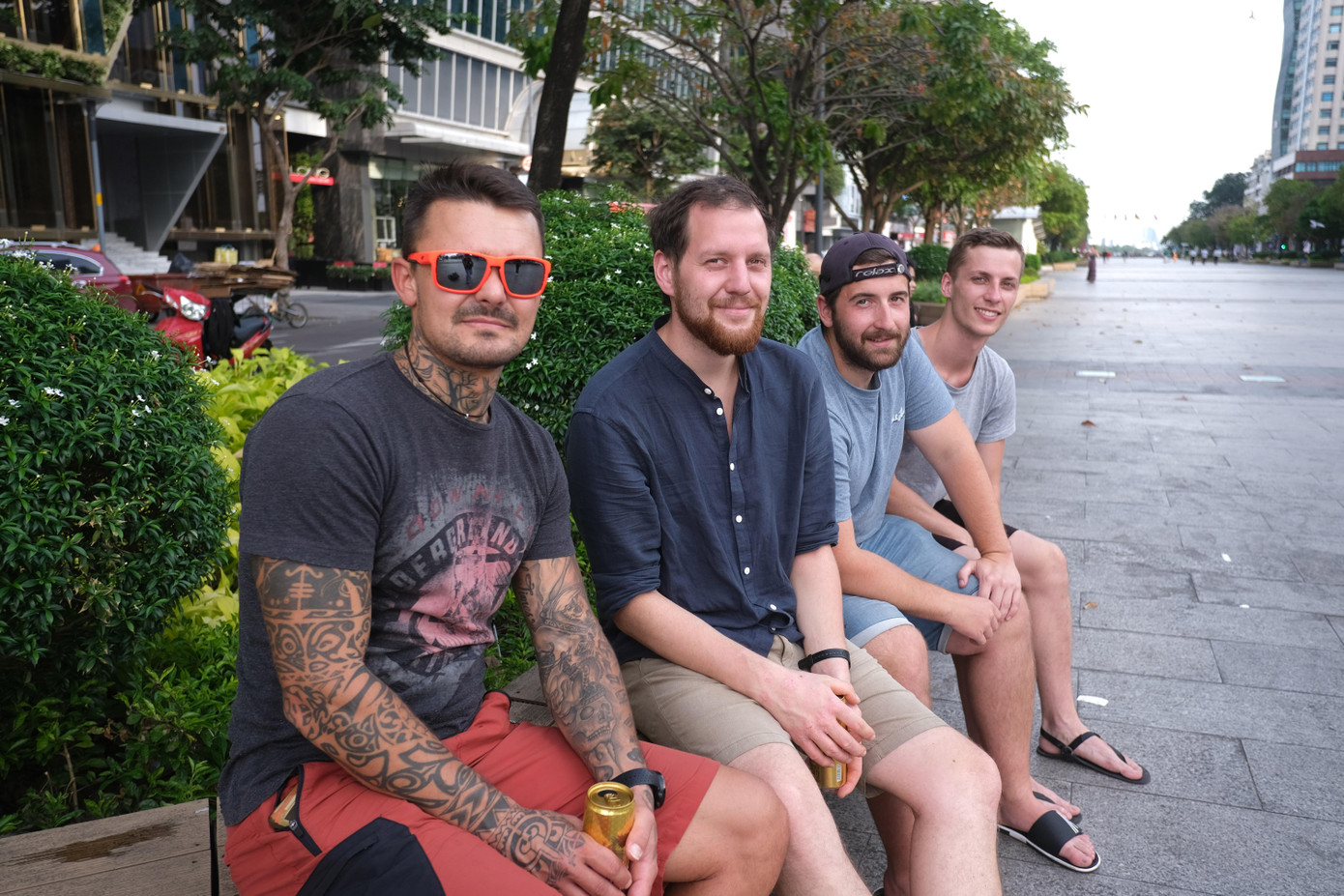 Ferby (thứ 2 từ trái sang) nhận xét giao thông ở CH Czech quy củ hơn tại Việt Nam.