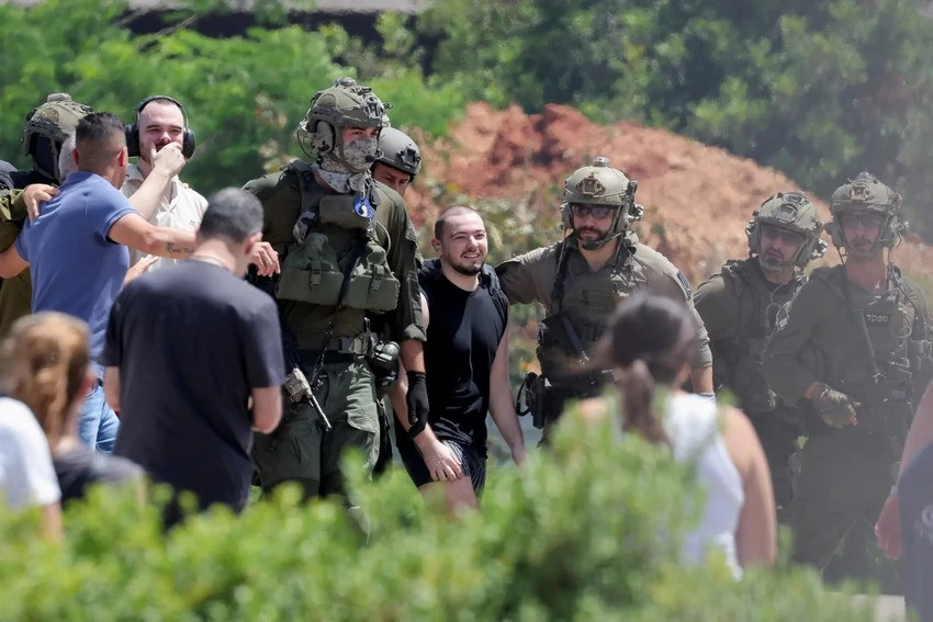 Anh Almog Meir Jan (giữa) là một trong bốn con tin được giải cứu trong chiến dịch ngày 8/6 của Lực lượng Phòng vệ Israel. Ảnh: REUTERS