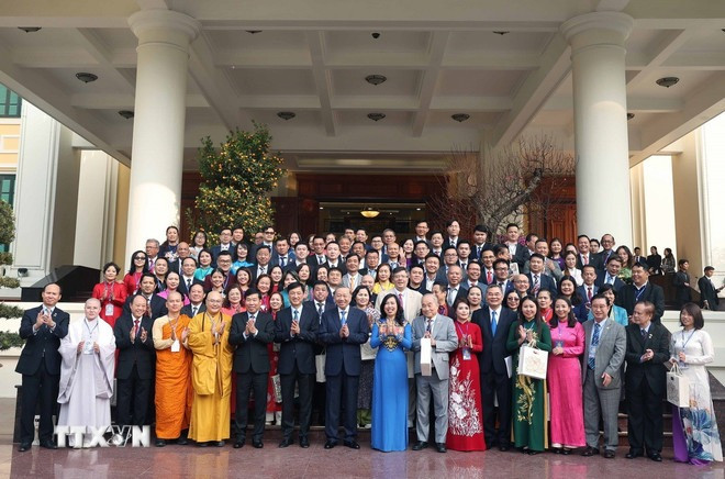 Tổng Bí thư Tô Lâm và đại biểu chụp ảnh chung với kiều bào tiêu biểu tham dự chương trình "Xuân quê hương" năm 2025. (Ảnh: Thống Nhất/TTXVN)