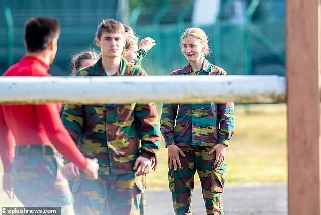 Elisabeth chuẩn bị kết thúc năm nhất tại Học viện Quân sự Hoàng gia ở Brussels. Học viện này là trường đại học quân sự ở Bỉ, chịu trách nhiệm đào tạo các sĩ quan trong bốn nhóm của quốc phòng Bỉ: Lục quân, Không quân, Hải quân và Y tế.