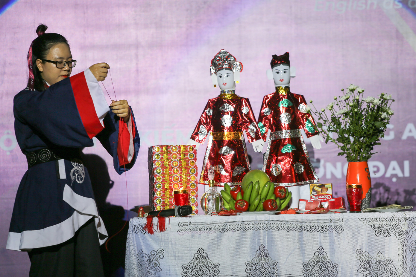 Giảng viên Luật tỏa sáng trong đêm thi tài năng tiếng Anh ảnh 5