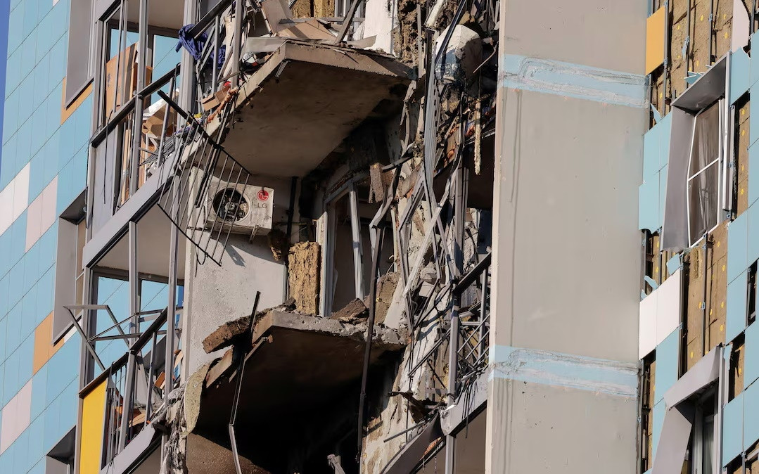 Chung cư ở Mátxcơva (Nga) bị hư hại sau vụ tập kích UAV của Ukraine. Ảnh: Reuters.