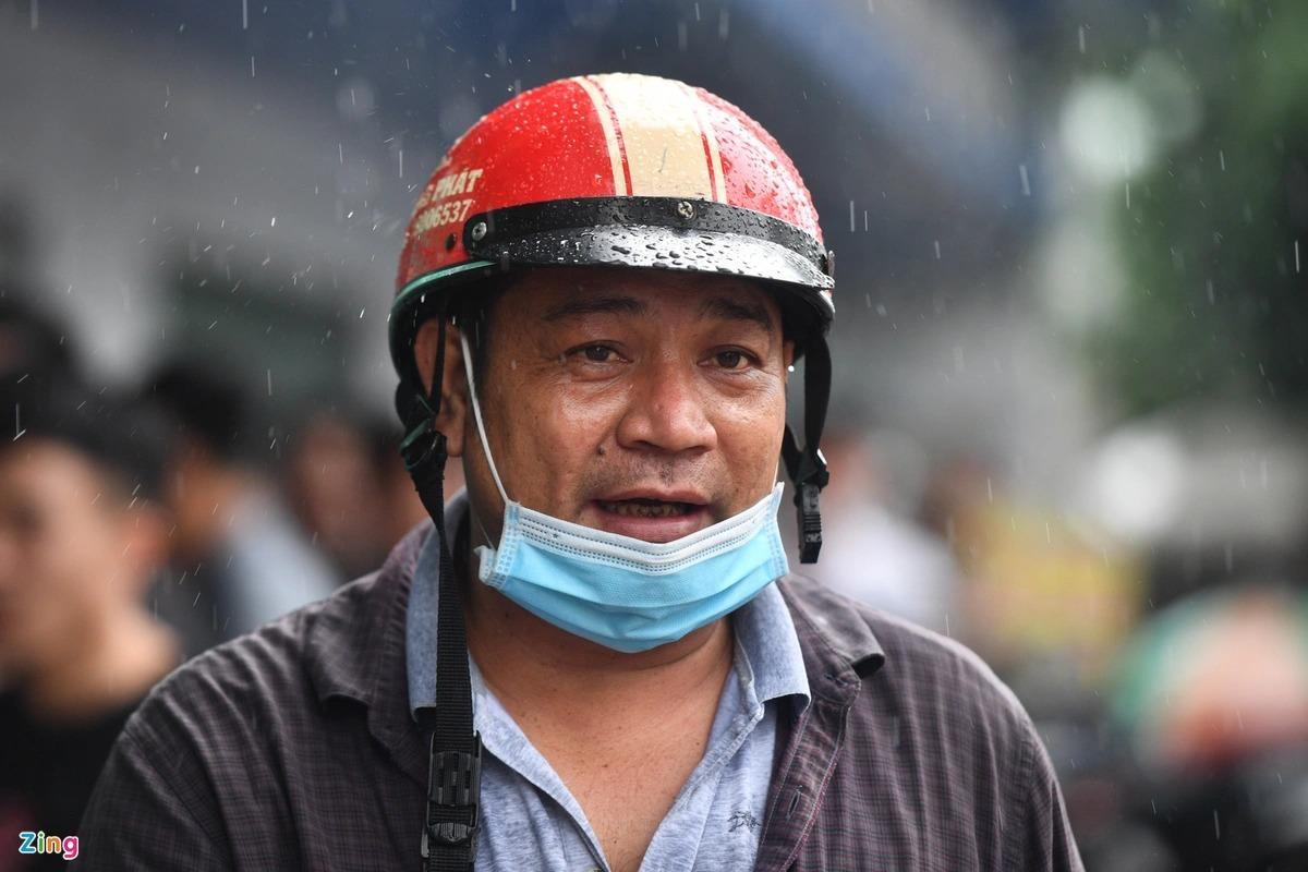 Người đàn ông này đến làm thủ tục đưa thi thể cháu gái về quê mai táng. "Gia đình không hay tin gì, chỉ biết tin quán karaoke của cháu xảy ra cháy, không ngờ con bé lại là người mất", ông bàng hoàng chia sẻ. Người đàn ông này đến làm thủ tục đưa thi thể cháu gái về quê mai táng. "Gia đình không hay tin gì, chỉ biết tin quán karaoke của cháu xảy ra cháy, không ngờ con bé lại là người mất", ông bàng hoàng chia sẻ.